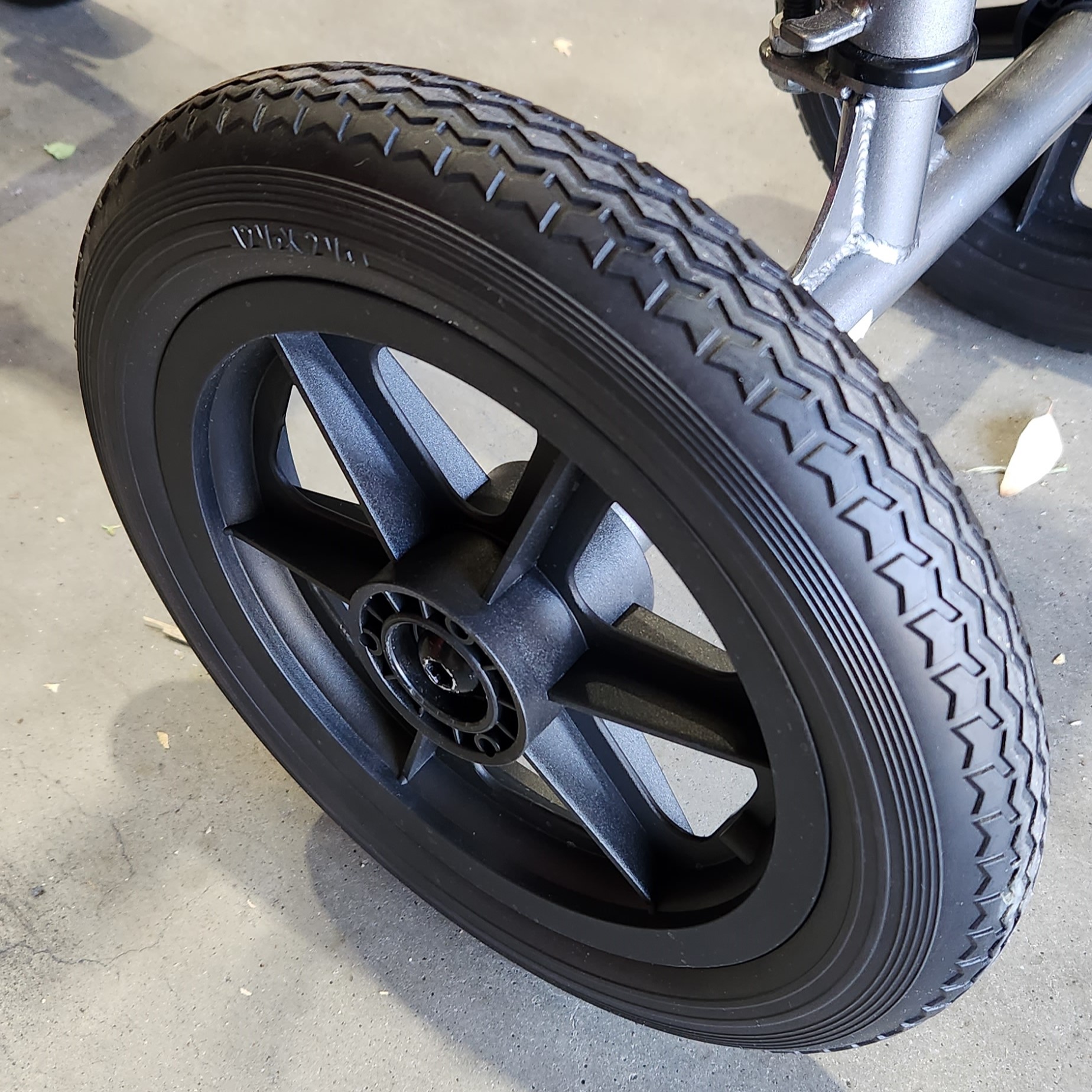 Front Solid Tyre for All-Terrain Outdoor Kneescoot